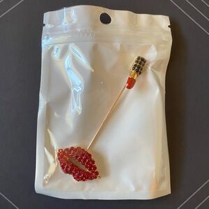 Red lipstick in lips brooch!